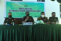 Kejari Halbar Saat melakukan Press Release di Kantor Kejari