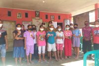 Warga Desa Linggua usai menerima BLT-DD di Kantor Desa setempat.