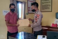 Ketua BPD Nurdi Ahadi saat menyerahkan Laporan ke pihak SPKT Polres Halbar