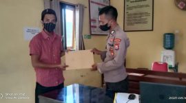 Ketua BPD Nurdi Ahadi saat menyerahkan Laporan ke pihak SPKT Polres Halbar