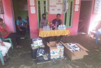 Kepala Desa Linggua Joni Bubane didampingi Bhabinkamtibmas saat menyalurkan Masker dan Handsanitizer kepada Warga setempat