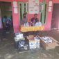 Kepala Desa Linggua Joni Bubane didampingi Bhabinkamtibmas saat menyalurkan Masker dan Handsanitizer kepada Warga setempat
