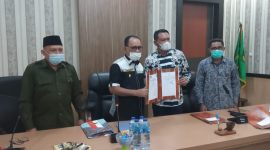 Bupati James Uang saat menerima Nota kesepahaman dari Kementerian Pendidikan, Kebudayaan Riset dan Teknologi melalui Ridwan Ali selaku Dirjen Pendidikan Anak Usia Dini, SD dan SMP