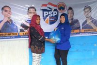 Penyerahan Sembako oleh Bendahara DPD GPND Halbar Sarlin Antu di Desa Talaga Kecamatan Ibu Selatan