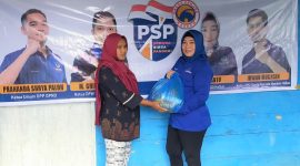 Penyerahan Sembako oleh Bendahara DPD GPND Halbar Sarlin Antu di Desa Talaga Kecamatan Ibu Selatan