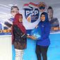 Penyerahan Sembako oleh Bendahara DPD GPND Halbar Sarlin Antu di Desa Talaga Kecamatan Ibu Selatan