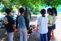 Babinsa Kopda Syahrima saat melakukan Komsos dengan Anak-anak remaja