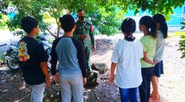 Babinsa Kopda Syahrima saat melakukan Komsos dengan Anak-anak remaja