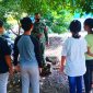 Babinsa Kopda Syahrima saat melakukan Komsos dengan Anak-anak remaja