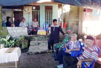 Foto Warga saat menerima himbauan yang dilakukan oleh Babinsa Koramil 04/Sahu