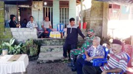 Foto Warga saat menerima himbauan yang dilakukan oleh Babinsa Koramil 04/Sahu