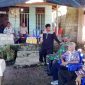 Foto Warga saat menerima himbauan yang dilakukan oleh Babinsa Koramil 04/Sahu
