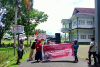 Komunitas Peduli Kampung Desa Ropu Tengah Balu (KKP-RTB) Kecamatan Sahu Kabupaten Halmahera Barat saat Mengelar Aksi di depan Kantor DPRD