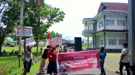 Komunitas Peduli Kampung Desa Ropu Tengah Balu (KKP-RTB) Kecamatan Sahu Kabupaten Halmahera Barat saat Mengelar Aksi di depan Kantor DPRD