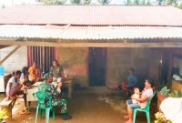 Babinsa Koramil 04/Sahu Serma H Pontororing saat melakukan Komsos dengan warga binaannya yang bertempat dirumah Ibu Yeni Lumikis di desa Gamnyial Kec Sahu Timur