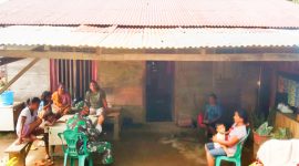 Babinsa Koramil 04/Sahu Serma H Pontororing saat melakukan Komsos dengan warga binaannya yang bertempat dirumah Ibu Yeni Lumikis di desa Gamnyial Kec Sahu Timur