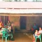 Babinsa Koramil 04/Sahu Serma H Pontororing saat melakukan Komsos dengan warga binaannya yang bertempat dirumah Ibu Yeni Lumikis di desa Gamnyial Kec Sahu Timur