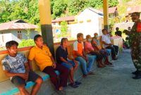 Serda Yan Y Lamers saat menghimbau warga mematuhi protokol kesehatan di desa Sasur Pantai