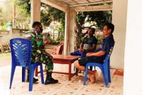 Suasana Komunikasi Sosial (Komsos) Oleh Babinsa dengan Warga Binaanya