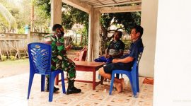 Suasana Komunikasi Sosial (Komsos) Oleh Babinsa dengan Warga Binaanya