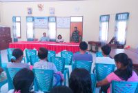 Babinsa Desa Sasur Pantai Serda Yan Y Lamers saat mendampingi Pemerintah Desa menyalurkan BLT DD sekaligus menghimbau kepada warga binaan untuk selalu menerapkan protokol kesehatan di Desa setempat