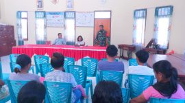 Babinsa Desa Sasur Pantai Serda Yan Y Lamers saat mendampingi Pemerintah Desa menyalurkan BLT DD sekaligus menghimbau kepada warga binaan untuk selalu menerapkan protokol kesehatan di Desa setempat