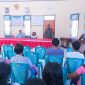 Babinsa Desa Sasur Pantai Serda Yan Y Lamers saat mendampingi Pemerintah Desa menyalurkan BLT DD sekaligus menghimbau kepada warga binaan untuk selalu menerapkan protokol kesehatan di Desa setempat