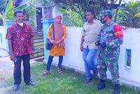Babinsa Desa Taruba Serka Ismail saat memberikan himbauan kepada warga binaan agar terus menerapkan protokol kesehatan