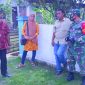 Babinsa Desa Taruba Serka Ismail saat memberikan himbauan kepada warga binaan agar terus menerapkan protokol kesehatan