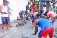 Babinsa Sasur Sertu Sem Y Boimau saat turut serta membantu warga Desa Sasur melakukan pengecoran tiang menara Gereja