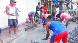Babinsa Sasur Sertu Sem Y Boimau saat turut serta membantu warga Desa Sasur melakukan pengecoran tiang menara Gereja