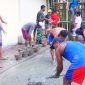 Babinsa Sasur Sertu Sem Y Boimau saat turut serta membantu warga Desa Sasur melakukan pengecoran tiang menara Gereja