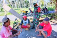 Serka Oktovianus Tamonob saat melakukan Komsos dengan warga binaannya