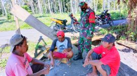 Serka Oktovianus Tamonob saat melakukan Komsos dengan warga binaannya