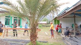 Tampak Babinsa Desa Sidodadi Serda Hadi Suprapto saat membantu warga setempat memotong besi pembangunan Masjid Nurul Hidayah