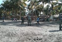 Tampak Anggota Koramil 1501-04/Sahu bersama Pemda dan Warga Desa Lako Akediri saat membersihkan sampah di pantai Wisata