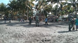 Tampak Anggota Koramil 1501-04/Sahu bersama Pemda dan Warga Desa Lako Akediri saat membersihkan sampah di pantai Wisata