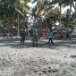 Tampak Anggota Koramil 1501-04/Sahu bersama Pemda dan Warga Desa Lako Akediri saat membersihkan sampah di pantai Wisata
