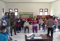 Babinsa Desa Air Panas Serda Feriyanto saat memantau jalannya pelaksanaan Vaksinasi