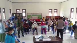Babinsa Desa Air Panas Serda Feriyanto saat memantau jalannya pelaksanaan Vaksinasi