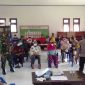 Babinsa Desa Air Panas Serda Feriyanto saat memantau jalannya pelaksanaan Vaksinasi