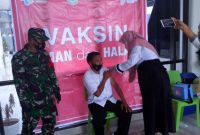 Babinsa Desa Taruba Serka Ismail saat melakukan pemantauan vaksinasi covid di Puskesmas Sahu desa RTB