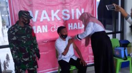 Babinsa Desa Taruba Serka Ismail saat melakukan pemantauan vaksinasi covid di Puskesmas Sahu desa RTB