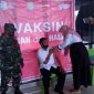 Babinsa Desa Taruba Serka Ismail saat melakukan pemantauan vaksinasi covid di Puskesmas Sahu desa RTB