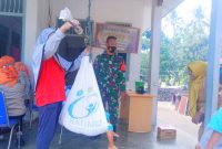 Nampak Babinsa Desa Lako Akediri Koptu Sahrima saat memantau pelaksanaan posyandu