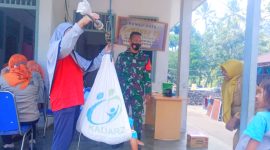 Nampak Babinsa Desa Lako Akediri Koptu Sahrima saat memantau pelaksanaan posyandu