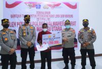 Kapolres Halbar AKBP Indra Andiarta didampingi Wakapolda Malut BRIGJEN POL Drs Eko Prasetyo siswanto M.Si saat menyalurkan BTPKLW ke Masyarakat Pelaku Pedagang Kaki Lima