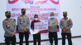 Kapolres Halbar AKBP Indra Andiarta didampingi Wakapolda Malut BRIGJEN POL Drs Eko Prasetyo siswanto M.Si saat menyalurkan BTPKLW ke Masyarakat Pelaku Pedagang Kaki Lima