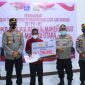 Kapolres Halbar AKBP Indra Andiarta didampingi Wakapolda Malut BRIGJEN POL Drs Eko Prasetyo siswanto M.Si saat menyalurkan BTPKLW ke Masyarakat Pelaku Pedagang Kaki Lima