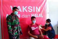 Babinsa Desa Balisoan Utara Koramil 1501-04/Sahu saat memantau penyuntikan Vaksin di Puskesmas
